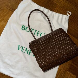 BOTTEGA VENETA LEATHER SHOULDER BAG